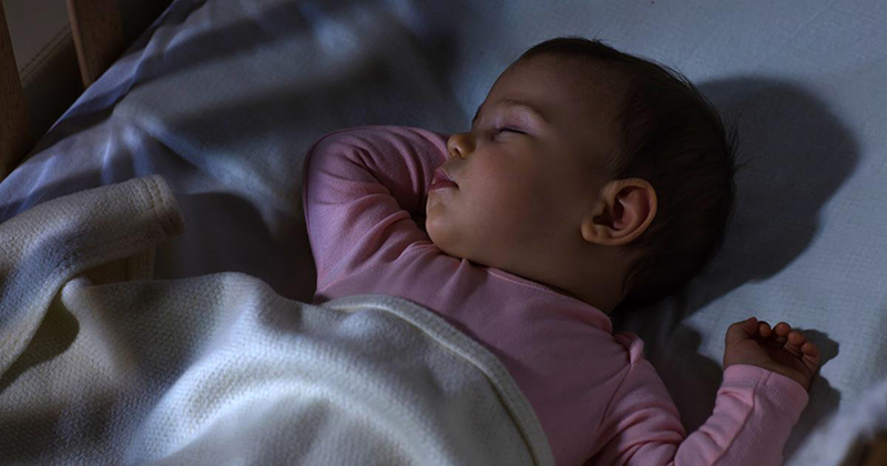 Hãy tập cho trẻ thói quen tự ngủ vào ban đêm để không rơi vào tình trạng khủng hoảng giấc ngủ