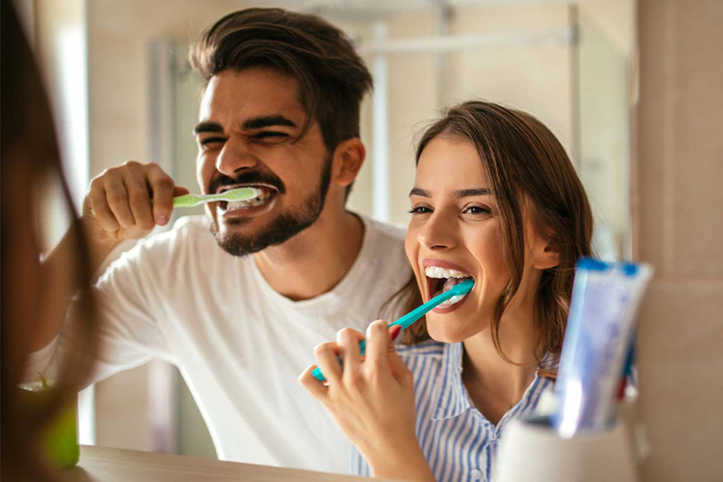 Cách phục hồi men răng hiệu quả là bạn nên đánh răng với mức độ phù hợp và hạn chế chải răng quá mạnh
