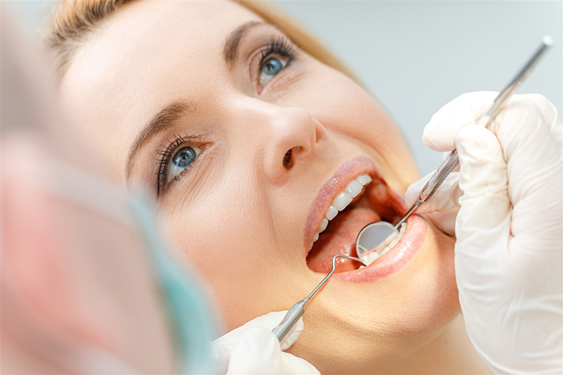 Bên cạnh những cách phục hồi men răng tại nhà, bạn nên đến trung tâm nha khoa ít nhất 2 lần/năm để kiểm tra và làm sạch răng