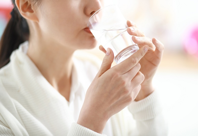 Uống nhiều nước để duy trì độ ẩm cho da