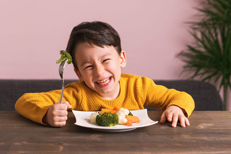 Bổ sung nhiều rau xanh trong bữa ăn của trẻ để phòng ngừa tiểu buốt, tiểu rắt