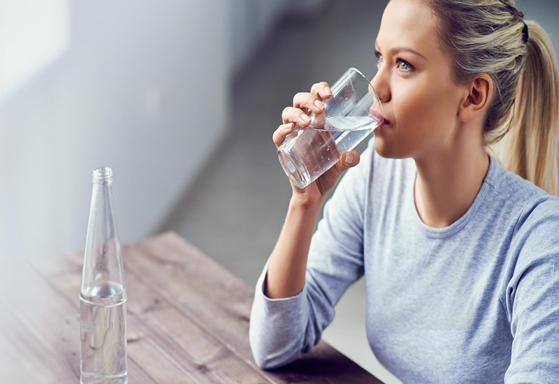 Uống nước nhiều để đảm bảo da không bị khô