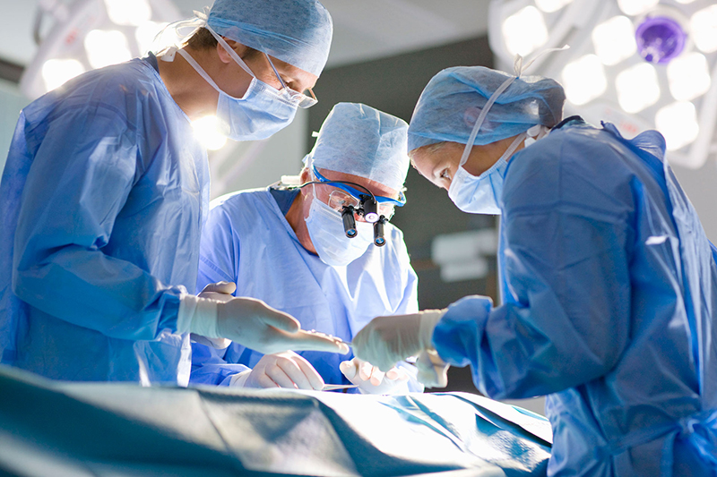 Phẫu thuật cắt bỏ khối u để tránh lan rộng sang cơ quan khác 