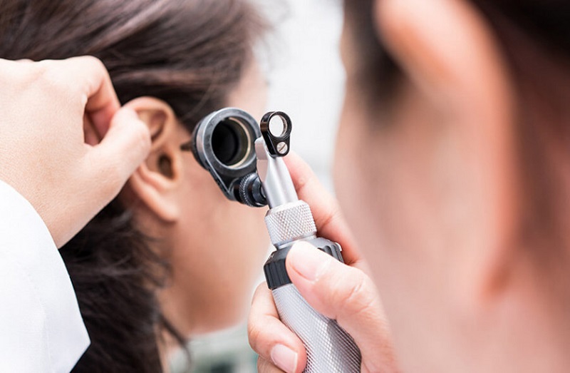 Khám bác sĩ chuyên khoa giúp bạn biết chính xác tai chảy mủ nguy hiểm không