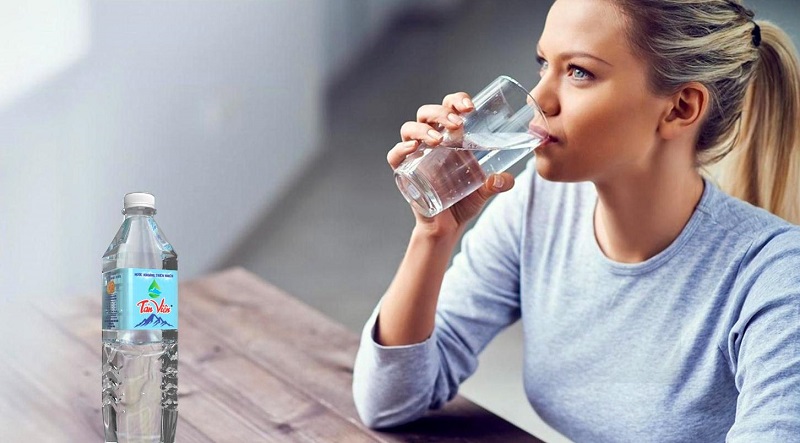 Uống nhiều nước vào mùa đông sẽ giúp giảm thiểu tình trạng khô mũi