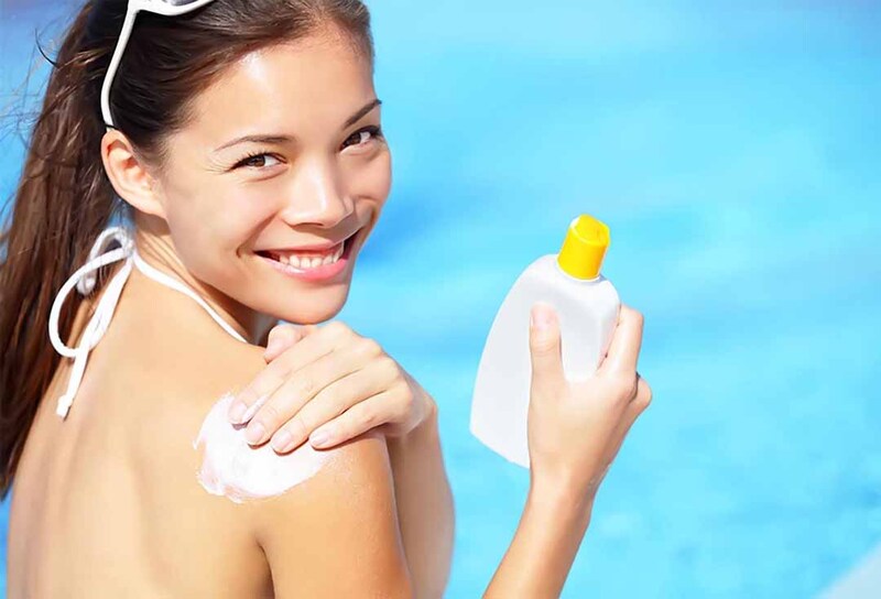 Thoa kem chống nắng là cách bảo vệ ngừa viêm da hiệu quả