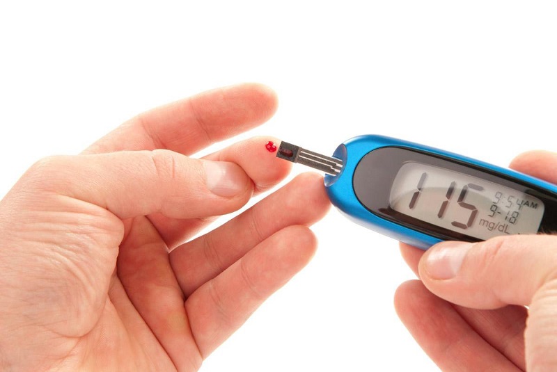 Thực hiện xét nghiệm kiểm tra lượng đường trong máu