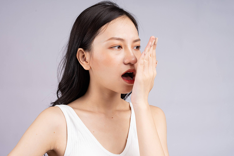 Sử dụng biện pháp úp tay hết miệng và mũi để kiểm tra tình trạng mùi hơi thở cũng rất hiệu quả