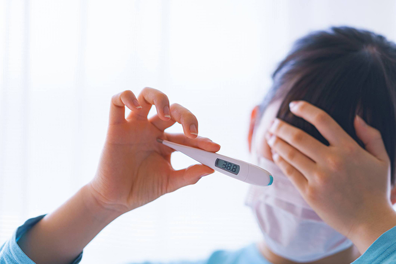 Trẻ có thể bị sốt nhẹ sau tiêm và đây là biểu hiện hoàn toàn bình thường
