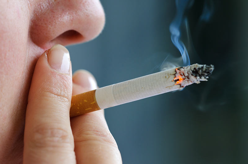 Thường xuyên hút thuốc lá là nguyên nhân gây ra các vệt ố vàng, bởi vì trong thuốc lá có chứa chất Nicotine gây vàng răng