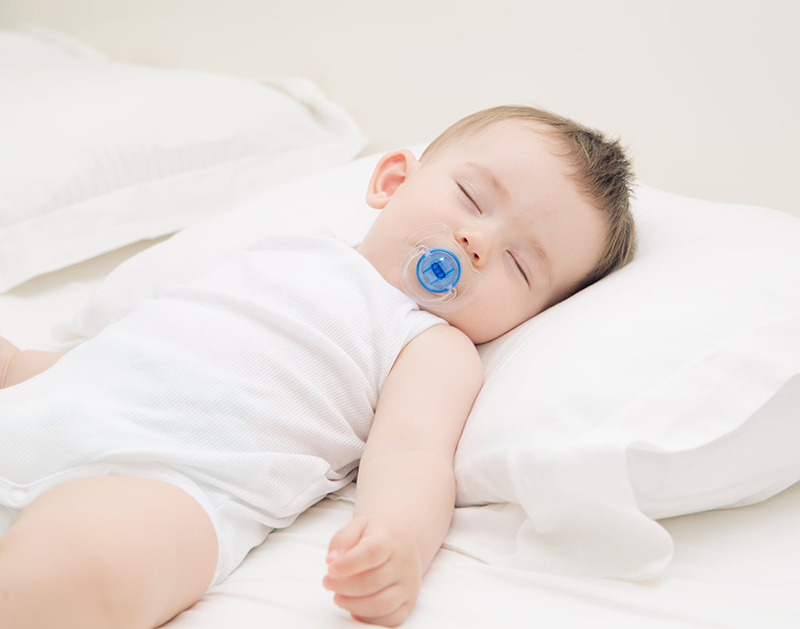 Kê cao đầu cho trẻ khi ngủ để trẻ dễ thở