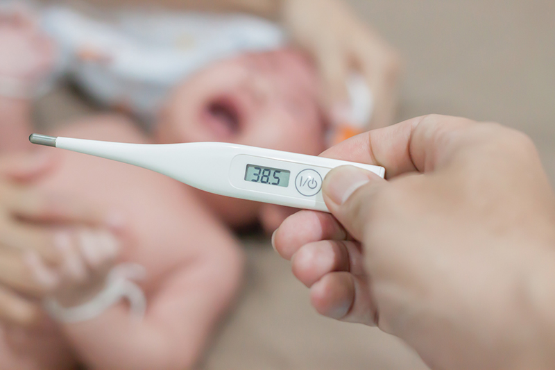 Hạ sốt ở trẻ nhỏ sao cho hiệu quả là một trong những điểm thắc mắc lớn của nhiều phụ huynh