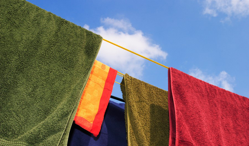 Giặt sạch và phơi khăn mặt ngoài nắng là một cách phòng ngừa bệnh nấm mắt hiệu quả