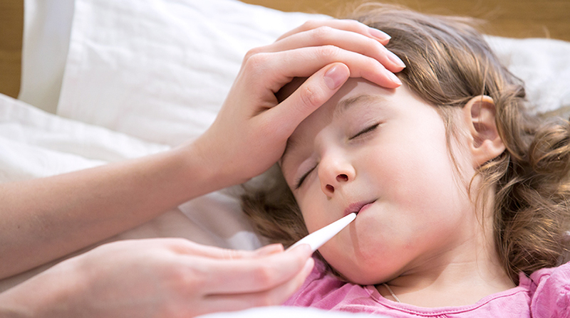 Phụ huynh thường gặp nhiều vấn đề khó có thể tự giải đáp khi chăm sóc trẻ bị sốt