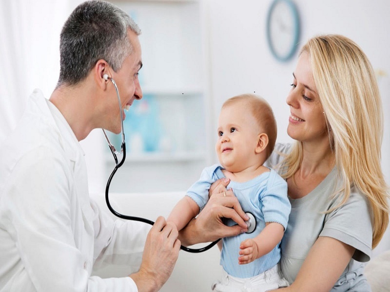 Khi vùng rốn bị rỉ dịch, có mùi hôi bất thường thì bố mẹ nên đưa trẻ đến gặp bác sĩ để thăm khám và có biện pháp khắc phục kịp thời 