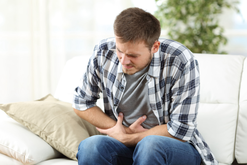 Những cơn đau bụng dữ dội là triệu chứng của ung thư dạ dày giai đoạn nặng hơn