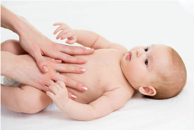 Bố mẹ có thể hỗ trợ trẻ bị táo bón nặng bằng cách massage bụng hoặc thụt bón