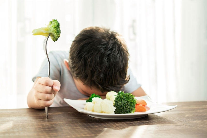 Chế độ dinh dưỡng là yếu tố khiến trẻ bị táo bón
