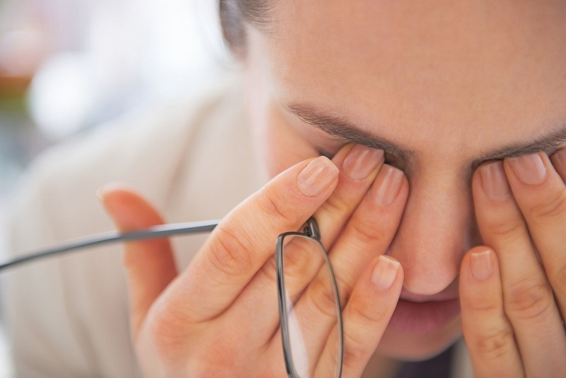 Cộm, ngứa và cay mắt là dấu hiệu thường gặp ở những người bị bệnh khô mắt