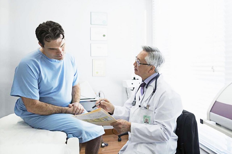 Nam giới có triệu chứng viêm tinh hoàn cần được bác sĩ thăm khám, kiểm tra để tìm ra biện pháp điều trị phù hợp