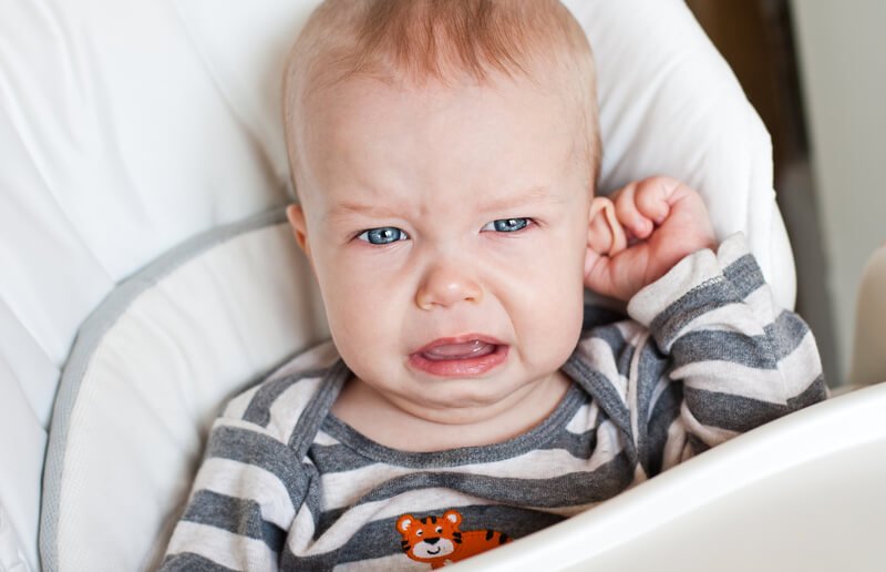Bé giật tai, quấy khóc, khó ngủ cũng là dấu hiệu của nhiễm trùng tai ở trẻ