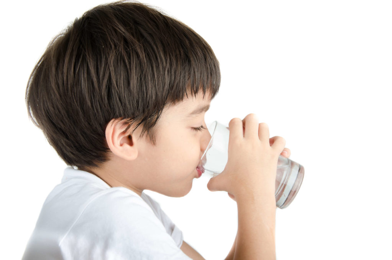 Nếu bé có triệu chứng nhẹ, có thể theo dõi, chăm sóc và khuyến khích bé uống nhiều nước