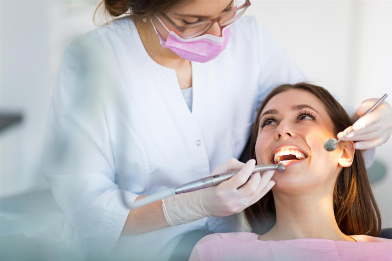 Sau khi điều trị tủy răng, nên chú ý vệ sinh răng miệng và tái khám theo lịch hẹn của nha sĩ 