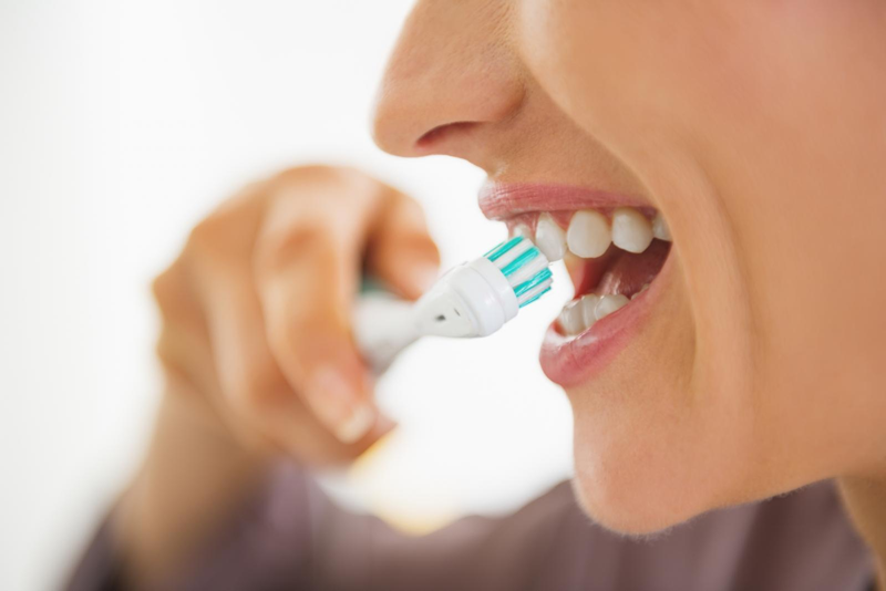 Đánh răng quá mạnh, không đúng cách có thể là nguyên nhân gây ra nhiệt miệng