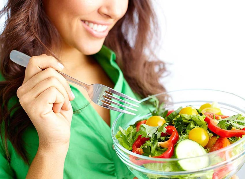 Ăn nhiều rau xanh, trái cây để bổ sung vitamin cho cơ thể, phòng tránh nhiệt miệng