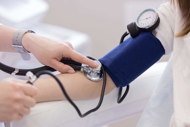 Khi huyết áp cao nên thực hiện các biện pháp hạ huyết áp để tránh đột quỵ