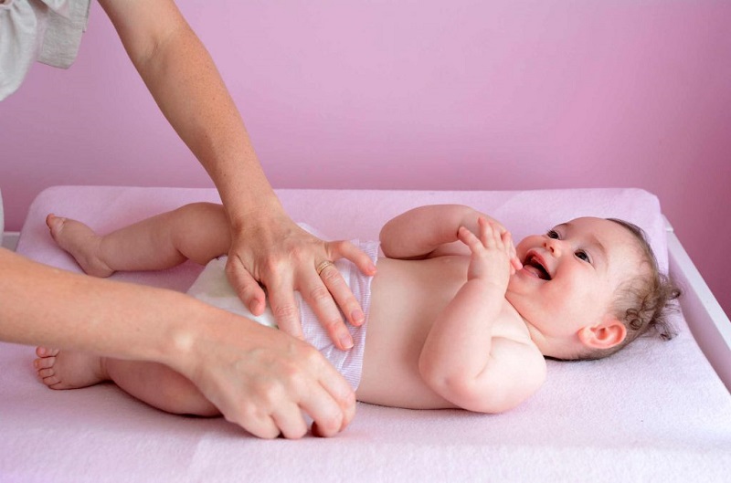 Thường xuyên thay bỉm cho trẻ để hạn chế tình trạng nhiễm khuẩn tiết niệu