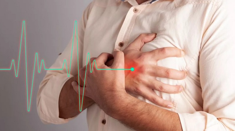 Người bị bệnh rung nhĩ thường gặp triệu chứng đánh trống ngực, tim đập nhanh quá mức bình thường