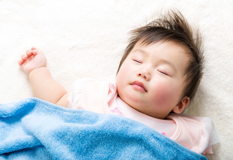 Trẻ từ 6 tháng đến 1 năm tuổi cần ngủ khoảng 14 tiếng mỗi ngày