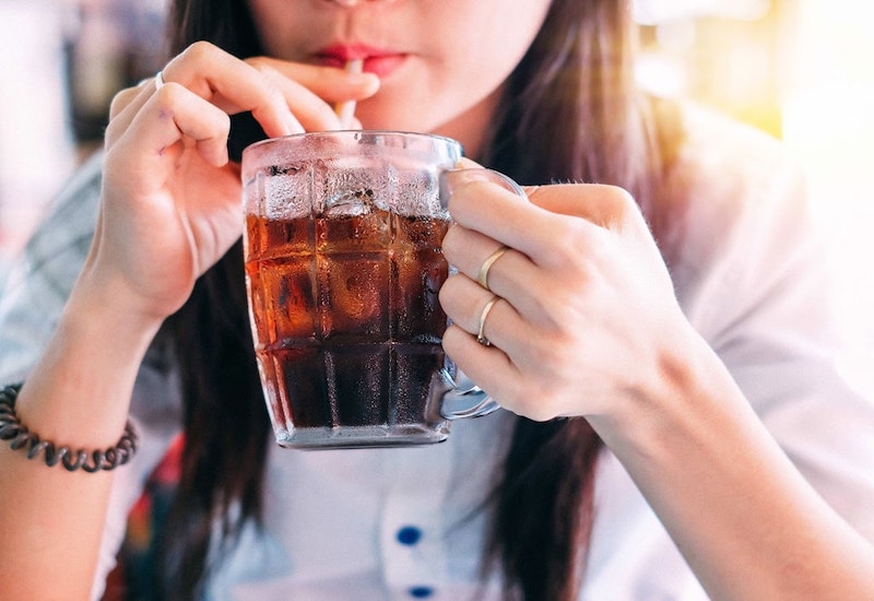 Nên hạn chế các loại nước ngọt, đồ uống có gas vì sẽ khiến cho triệu chứng viêm loét dạ dày trở nên nghiêm trọng hơn