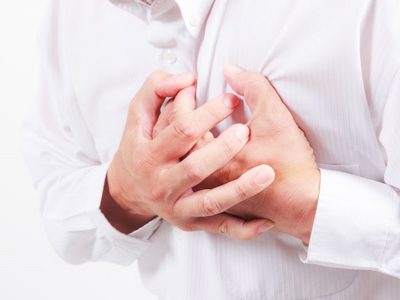 Đánh trống ngực, đau ngực là những dấu hiệu thường gặp ở người bị rung nhĩ