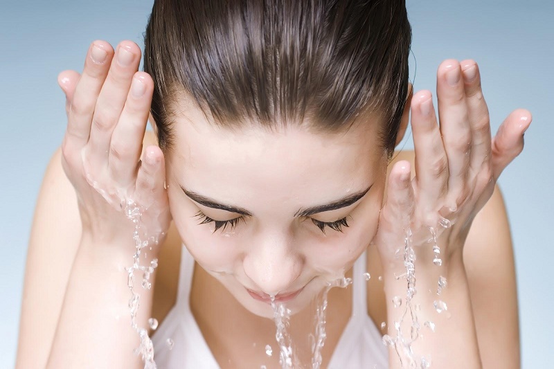Bạn nên rửa mặt, tẩy trang sạch sẽ 2 lần/ngày để loại bỏ toàn bộ dầu thừa, tế bào chết trên da