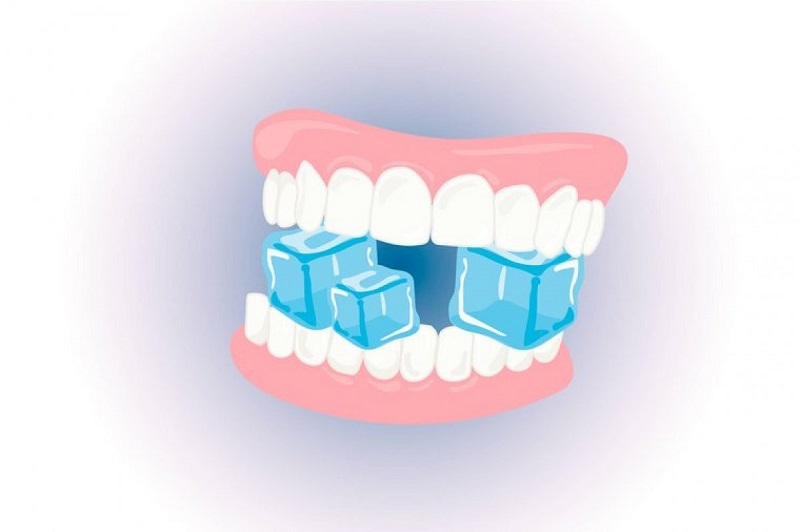 Nhai đá lạnh là một trong các thói quen răng miệng xấu ở trẻ em dễ làm sứt, mẻ men răng