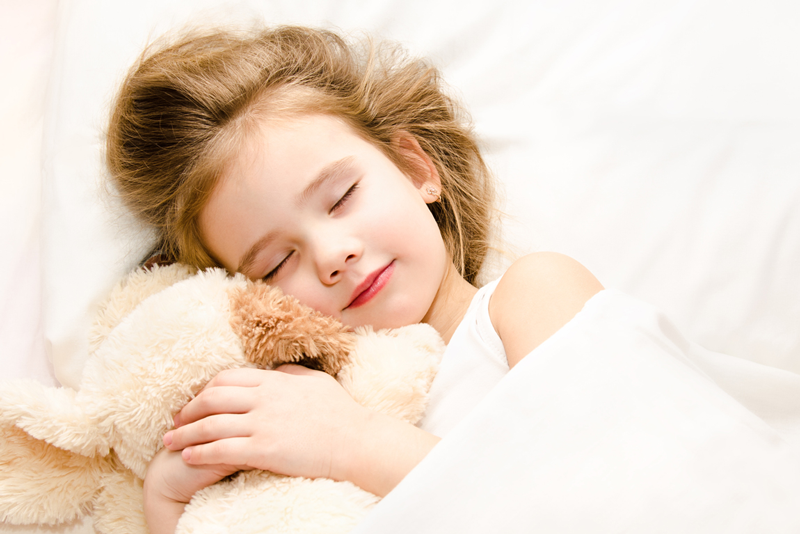 Tập cho bé ngủ trước 9 giờ và thức dậy sau 7 giờ bởi đây là “khung giờ vàng” cho sự phát triển chiều cao