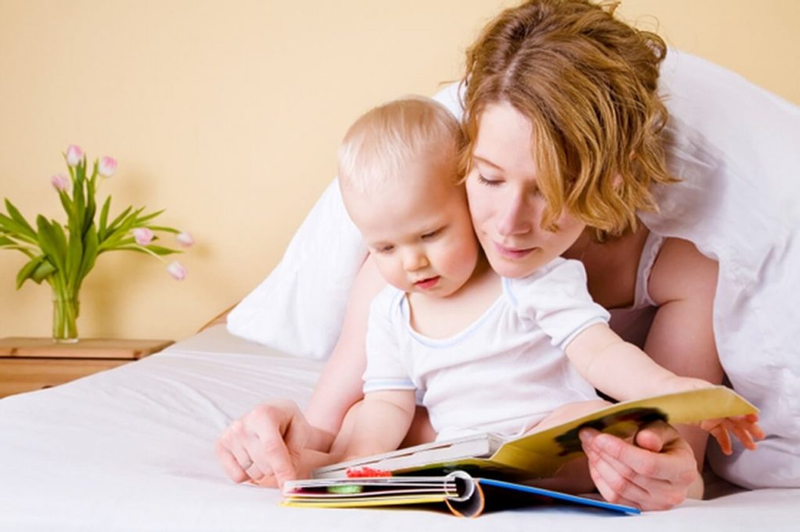 Duy trì các thói quen đọc sách, nghe nhạc,… trước khi ngủ sẽ giúp bé dễ đi vào giấc ngủ và ngủ ngon hơn