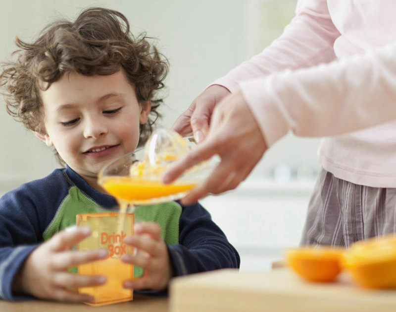 Uống nước cam vừa là cách tăng sức đề kháng và phòng bệnh, vừa giúp chữa nhiệt miệng ở trẻ hiệu quả