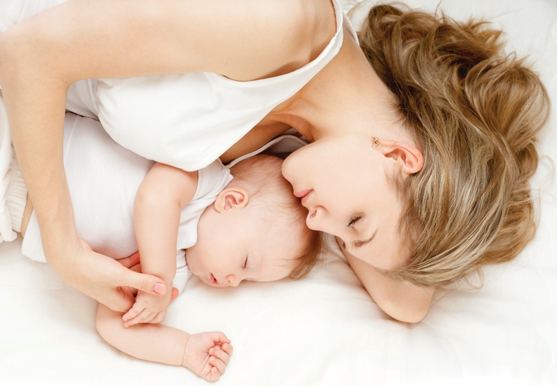 Mẹ bỉm nên tranh thủ thời gian con ngủ để nghỉ ngơi, thư giãn, tránh để tinh thần bị căng thẳng, áp lực
