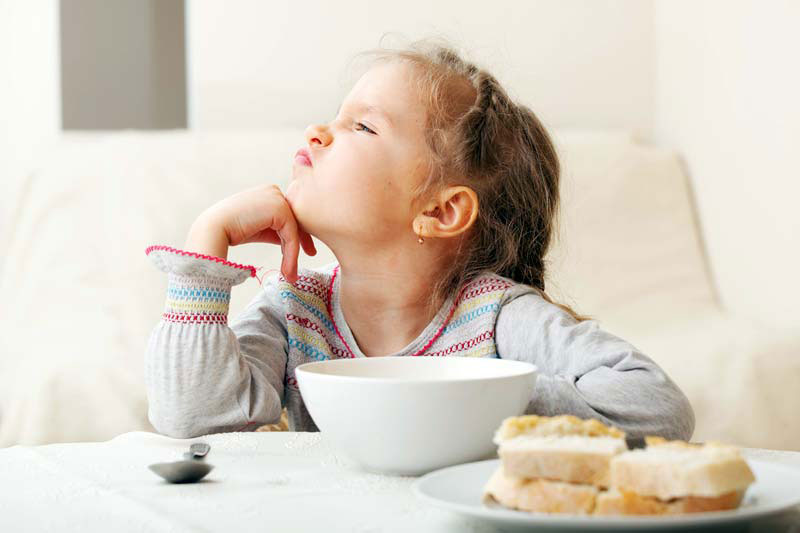 Trong giai đoạn mọc răng, trẻ thường biếng ăn hơn so với bình thường