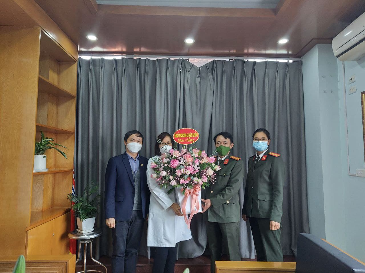 Thượng tá Võ Xuân Phương - Phó trưởng Công an Quận Ba Đình đại diện Công An Quận Ba Đình đến thăm hỏi chúc mừng Tập thể Y Bác sĩ tại Hệ thống Y tế MEDLATEC