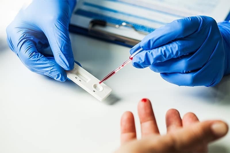 Test nhanh kháng thể được dùng cho những người đang điều trị Covid hoặc đã được tiêm vắc xin