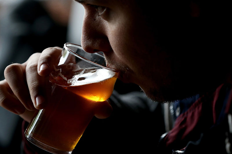 Việc lạm dụng rượu bia làm gia tăng nguy cơ mắc bệnh