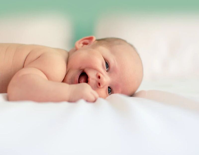  Trẻ ngủ mở mắt có thể do vấn đề cơ mắt hoặc thần kinh