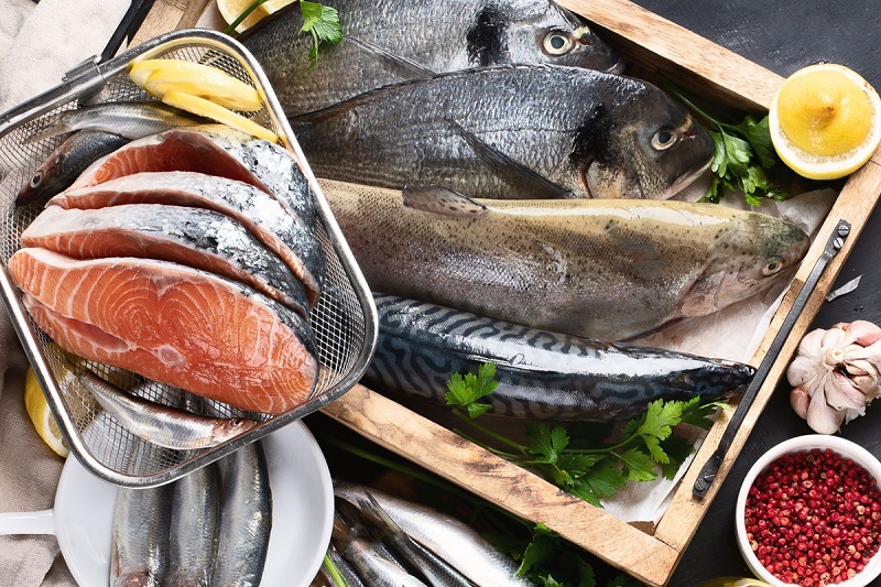 Cá hồi, cá thu, cá mòi,… là nguồn thực phẩm giàu đạm, acid béo omega - 3, DHA, EPA giúp não bộ hoạt động trơn tru, tăng cường trí nhớ