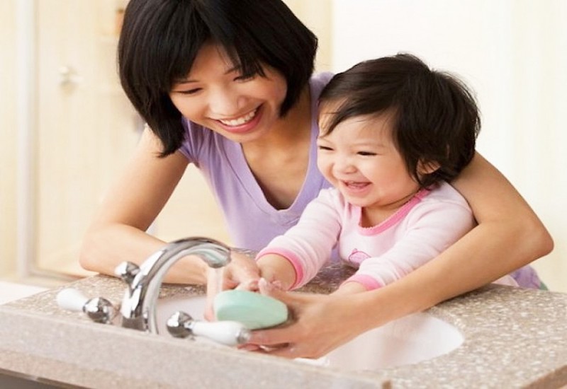 Hãy đảm bảo vệ sinh sạch sẽ cho bé trước khi ăn và sau khi đi vệ sinh