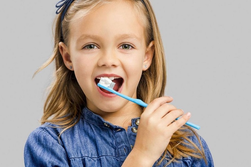 Vệ sinh răng miệng hàng ngày giúp phòng ngừa viêm tuyến nước bọt mang tai cho trẻ