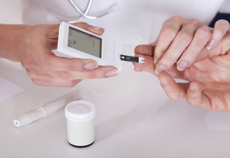 Bệnh nhân thường xuyên kiểm tra lượng glucose trong máu